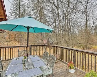Peaceful Shasta Cascade Getaway on 15-Acre Ranch! - Weaverville - Balcony