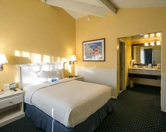 Cozy Standard Queen Room Near Beach and Across Lake! - Monterrey - Habitación