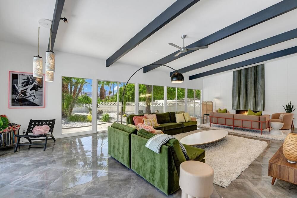 The Marilyn Monroe Estate 4bed/4ba Pool and Spa. Newly Remodeled. - Palm Springs - Living room