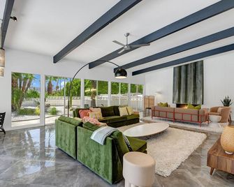 The Marilyn Monroe Estate 4bed/4ba Pool and Spa. Newly Remodeled. - Palm Springs - Living room