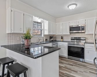 The Sweet Oasis with an outdoor jacuzzi - Killeen - Kitchen