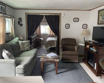Cottage Rental with Water View - Cape Vincent - Living room