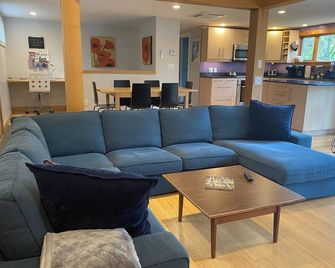 Modern Cottage Jackson, NH. Minutes from Hiking, Shopping, Storyland, Skiing - Jackson - Living room