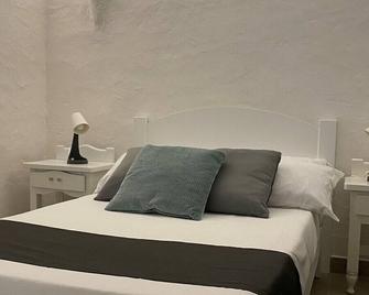 Porta Smeralda Holiday House. Apartment with garden and private parking. - Baia Sardinia - Schlafzimmer