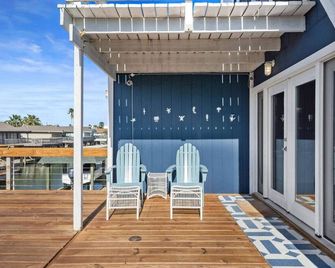 The Crab Shack Waterfront Canal with Cowboy Soaking Pool and Boat Dock - Jamaica Beach - Balkon