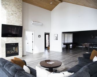 Luxurious Lake Mckenzie Cabin Getaway ~ Recently Remodeled! Ev Charger On Site - Spooner - Living room