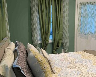 Very peaceful bedroom with separate bathroom and entrance - Levittown - Bedroom