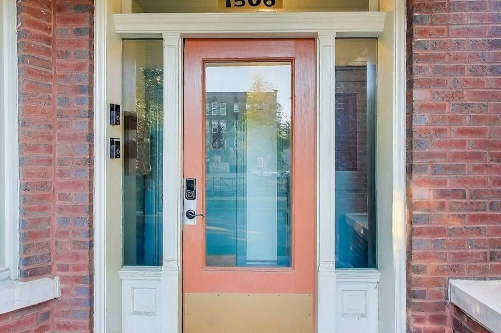 Edgewater Andersonville-area Apt Close to Loyola Lake EZ Parking - Chicago
