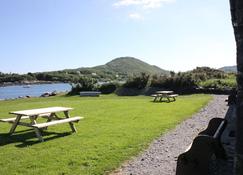 Restored 18th C. Coastguard cottage on shore of beautiful Kenmare Estuary - Caherdaniel - Patio