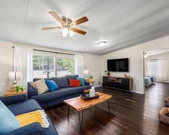 Conroe Tx Handicap Accessible Home Pets Welcome - Conroe - Living room