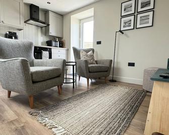 No. 21 Beautiful & Cosy Modern Traditional Cottage - Stornoway - Wohnzimmer