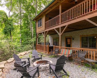 5 Bears Cabin Wooded Cabin With hot Tub, Arcade Games, Pool Table, Fire pit - Banner Elk - Innenhof