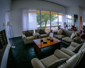 Elegance Hotel Tandil - Tandil - Living room
