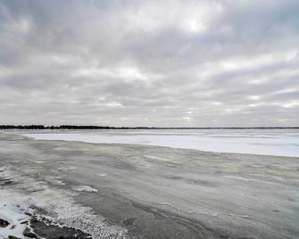Hike and Ski! Family-Friendly Lake Mitchell Oasis - Cadillac - Пляж