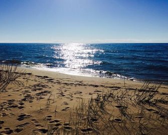 Good Hart Beach Cottage on 100' of Private Beach on Lake Michigan - Harbor Springs - Praia