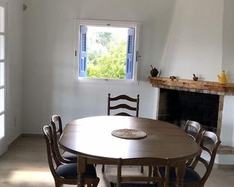 La Maison Bleu - Messene - Comedor