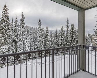 Beautiful Desirable Top Floor Updated Ski In/out Condo - Vernon - Balcón