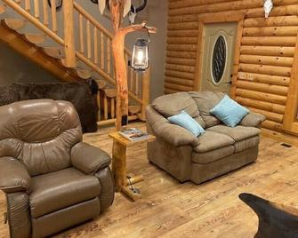 Gorgeous Log Home with Incredible Views\n - Thermopolis - Wohnzimmer