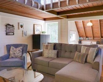 Cozy Tennessee Cabin w/ Deck, Grill & Fire Pit! - Tullahoma - Wohnzimmer