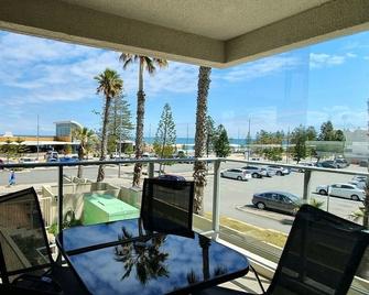 Sandcastles Beachfront Luxury Retreat Apartment - Scarborough - Balcony