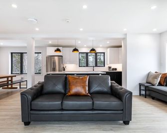Cozy Modern Cottage - Walking distance to 5 beach access points - Penetanguishene - Living room