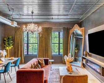 Free Parking @ Mercedes-Benz King Bed Loft…6 min walk to Stadium+StateFarmArena! - Atlanta