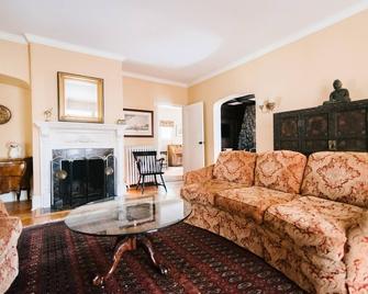 Harvard House-The Gathering Place - Waltham - Living room