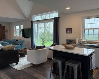 Beautiful new studio with amazing views - peaceful but close to everything! - Weston - Living room