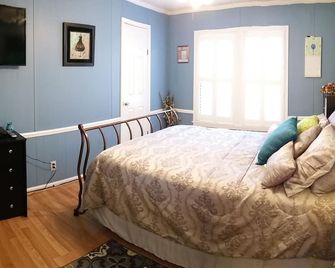 Directly On Lake Guntersville! Boat House Included! Special price winter months! - Guntersville - Bedroom