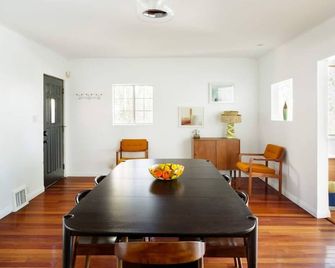 Silver Lake Mid-century Nestled In The Treetops - Los Angeles - Essbereich