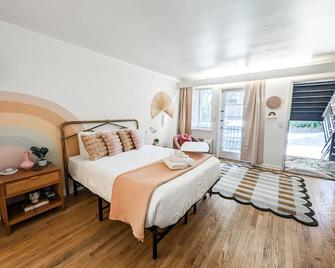 The Rainbow Room - Studio Apt - Columbia - Bedroom