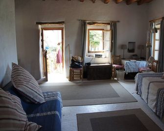 Beautiful, quiet, farmhouse on island of Andros, Greece - Gavrio - Wohnzimmer