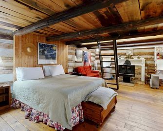 Historic, private log cabin w/ deck, fireplace & wood stove - one dog OK - Sylva - Bedroom