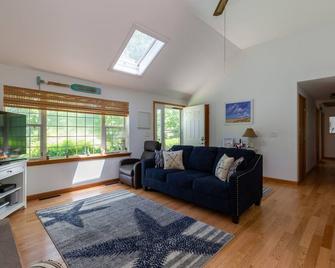 Peaceful Getaway - Quick, Easy Walk to Beach, Quiet Area, Close to Main St. - Hyannis - Living room