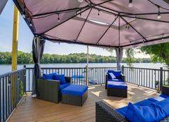 Riverfront New Hampshire Cottage with Boat Dock - Manchester - Balcony