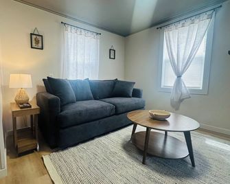 Adorable cottage house - Cloquet - Living room