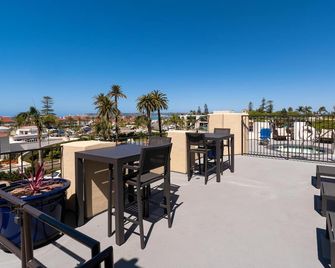 Stay in Coronado's Best! Spacious Two Bedroom Unit with Kitchenette! - Coronado - Balkón