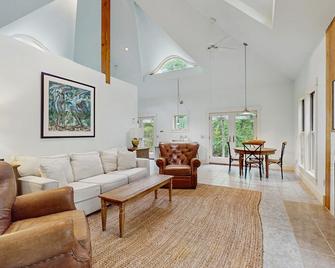 The Lemonade Stand - West Tisbury - Living room