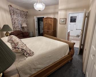 Beautiful bedroom with king bed and large tiled shower, Room 5 - Healy - Habitación