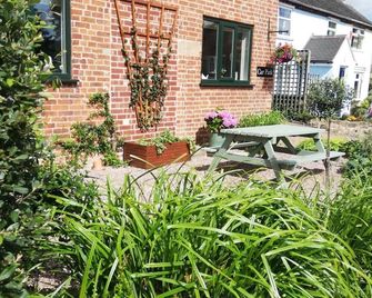 Olive Tree Guest House - Uttoxeter - Patio