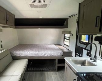 New 2025 Rv, 1 Bedroom Wifi Ac In Serene Winterport With Coast And Bangor Nearby - Winterport - Habitación