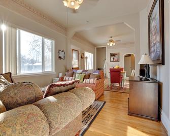 The Diamond Bungalow - Cozy Caldwell Home! - Caldwell - Living room