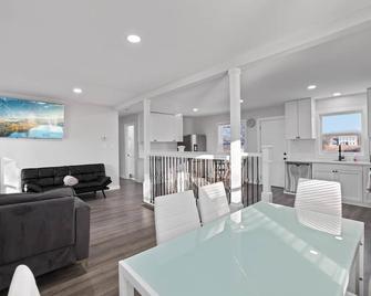 Modern 4BR Retreat on 3 Acres w/ Hot Tub & Pond - Delaware - Jídelna