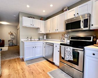 Cozy modern 2-bedroom townhome with king suite in Shakopee - Shakopee - Cozinha