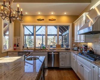 Robin Hoods Retreat - Jefferson - Kitchen