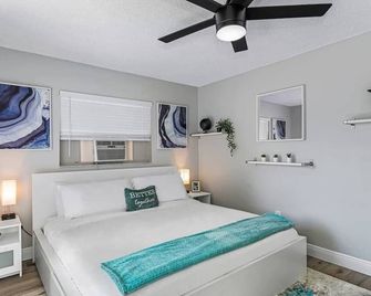 Stunning Heated Pool House Close to Tamp - 세프너 - 침실