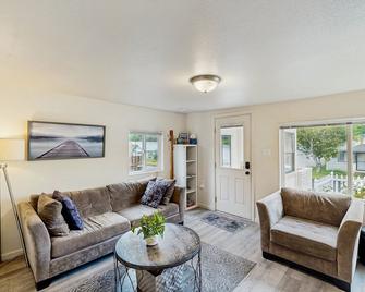 Cozy family beach cottage w/ hot tub, deck, WiFi, surfboard-walk to bay, Dogs ok - Reedsport