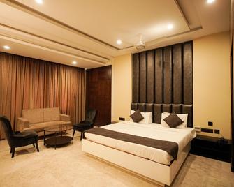 Cliff Embassy Banquet & Suites - Shimoga - Schlafzimmer