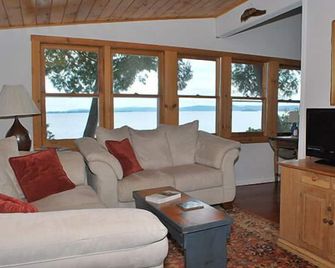 Secluded & Private Lakefront Cottageawesome Viewspeace & Quiet - South Hero - Living room