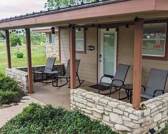 One Old Oak Charming Farmhouse, 7-min to Downtown - Bastrop - Patio